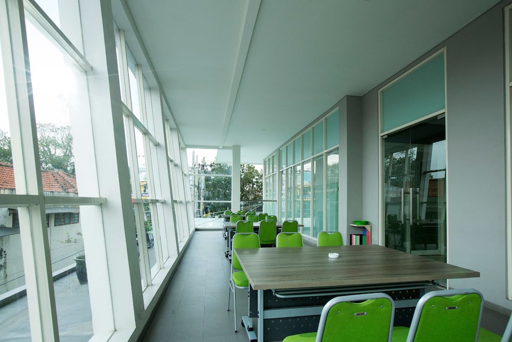 Ascent Hotel & Cafe Malang (formerly MaxOne Ascent Hotel Malang) 26/41
