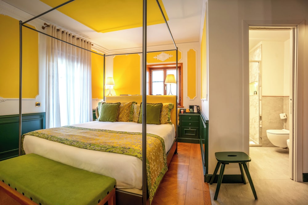 DELUXE, DOUBLE BED