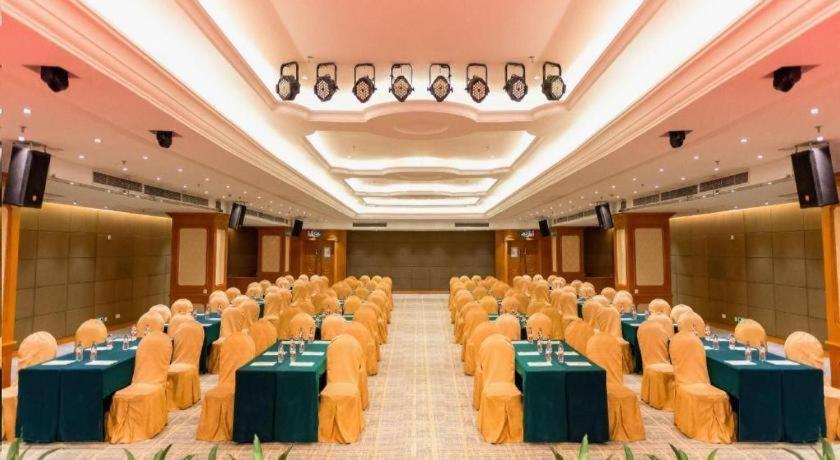 Vienna International Hotel (Shenzhen North Railway Station) 44/54