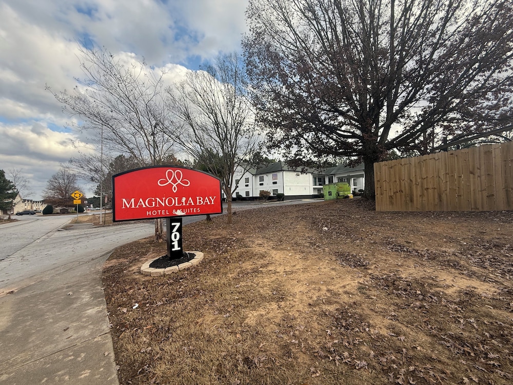 Magnolia Bay Hotel and Suites 17/19