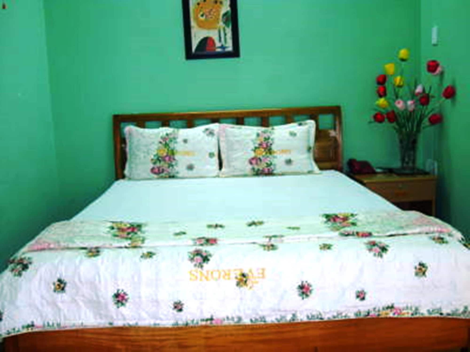 ROOM, DOUBLE BED