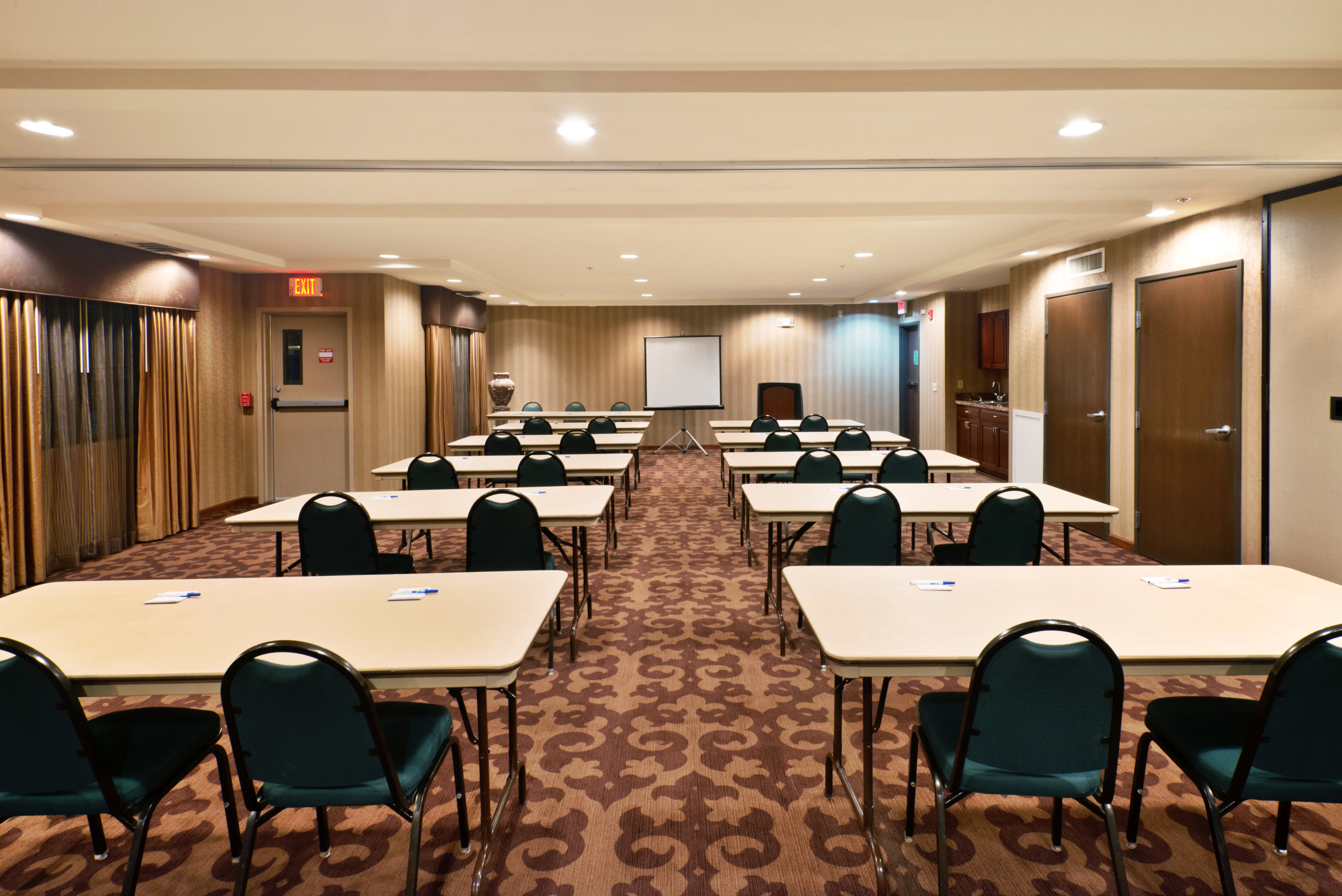 Holiday Inn Express Show Low 40/47