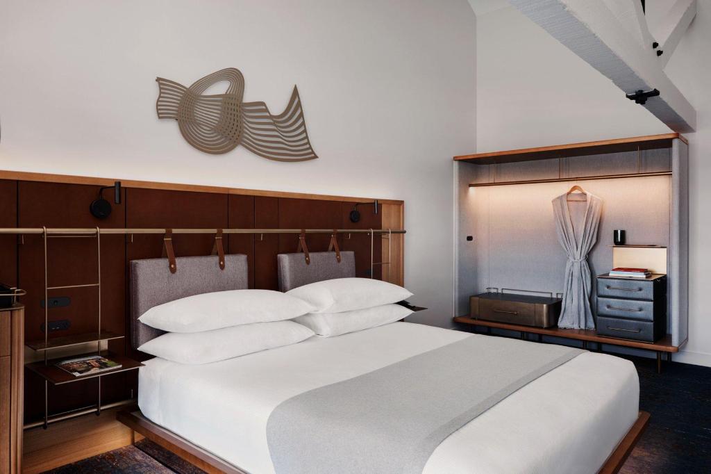 Guest Room, King Bed, Partial Water View