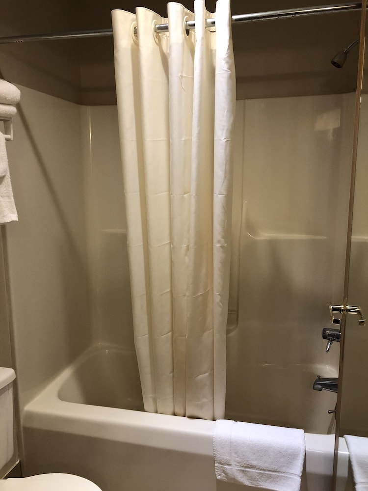 AmericInn by Wyndham Lake Mills 20/36