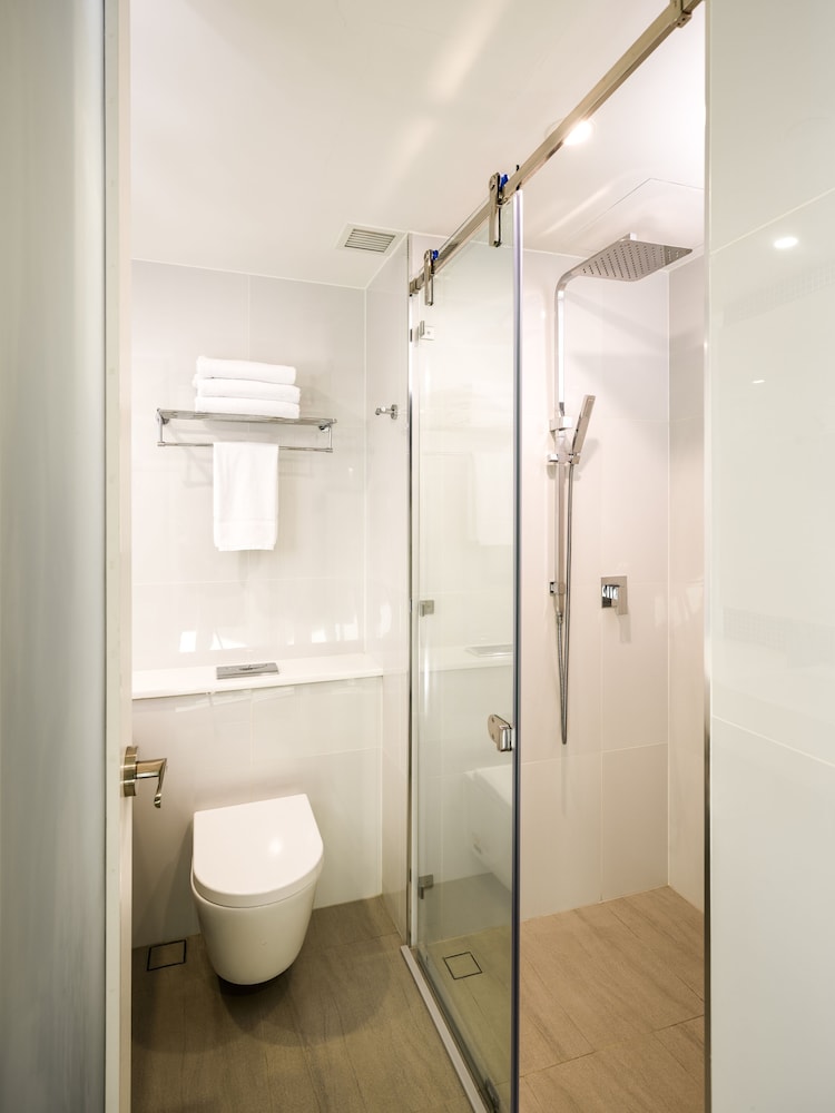 Carnmore Hotel Christchurch 48/50
