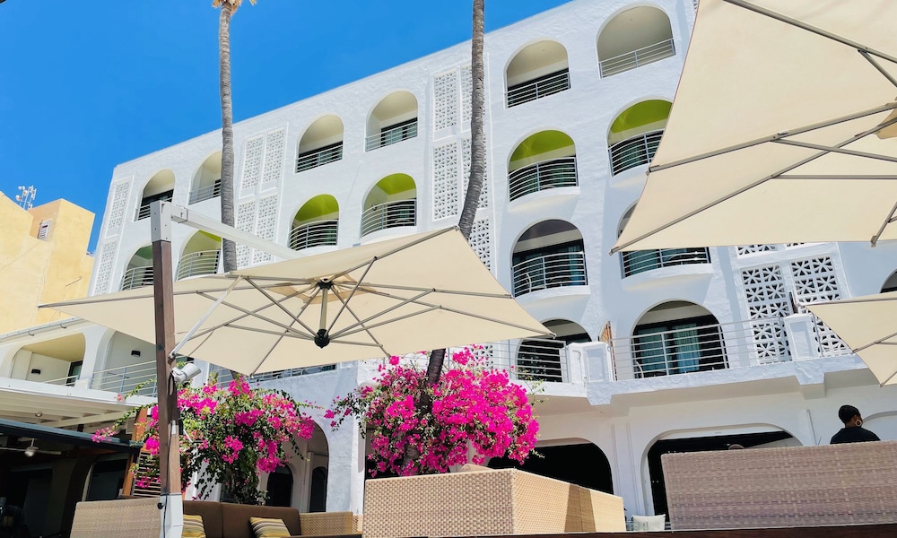 Holland House Beach Hotel 2/45