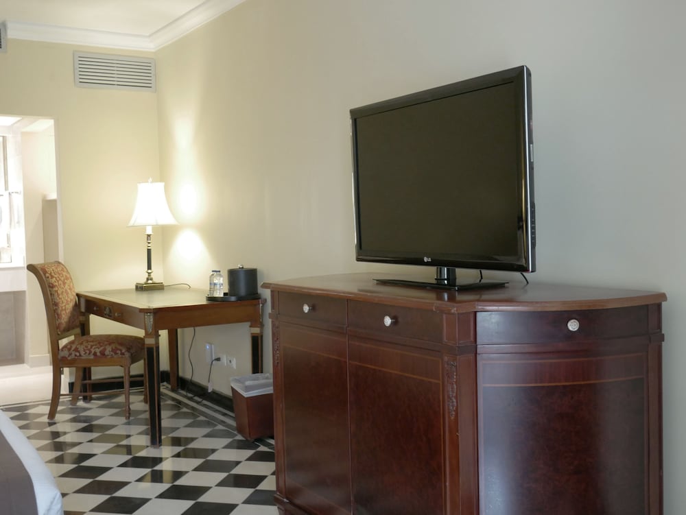 El Prado Hotel 47/62