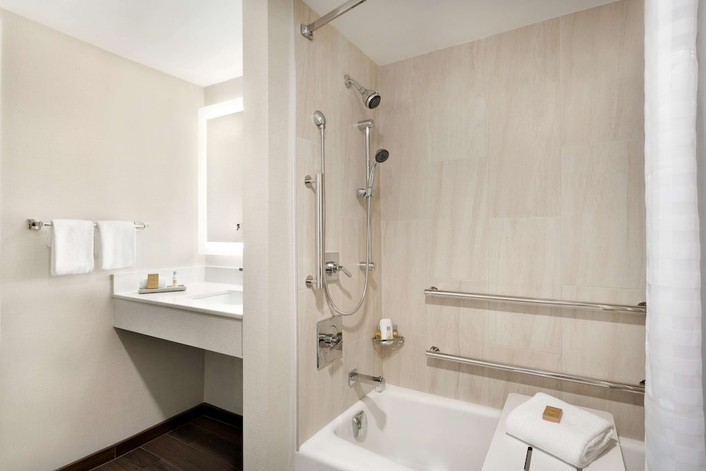 Doubletree By Hilton Mclean Tysons 8/71