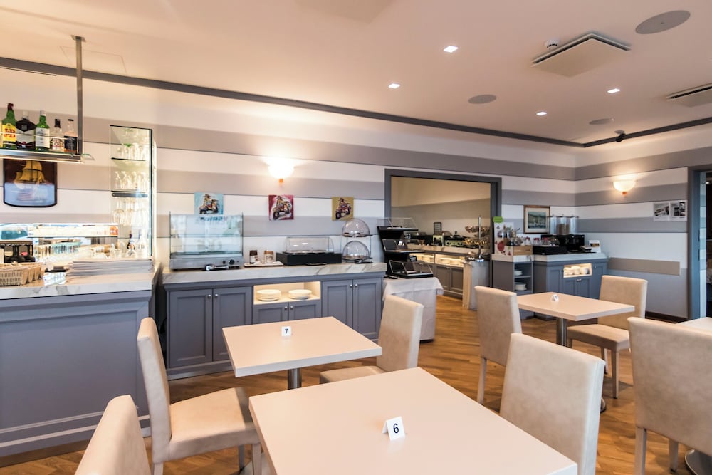 restaurant cafeteria
