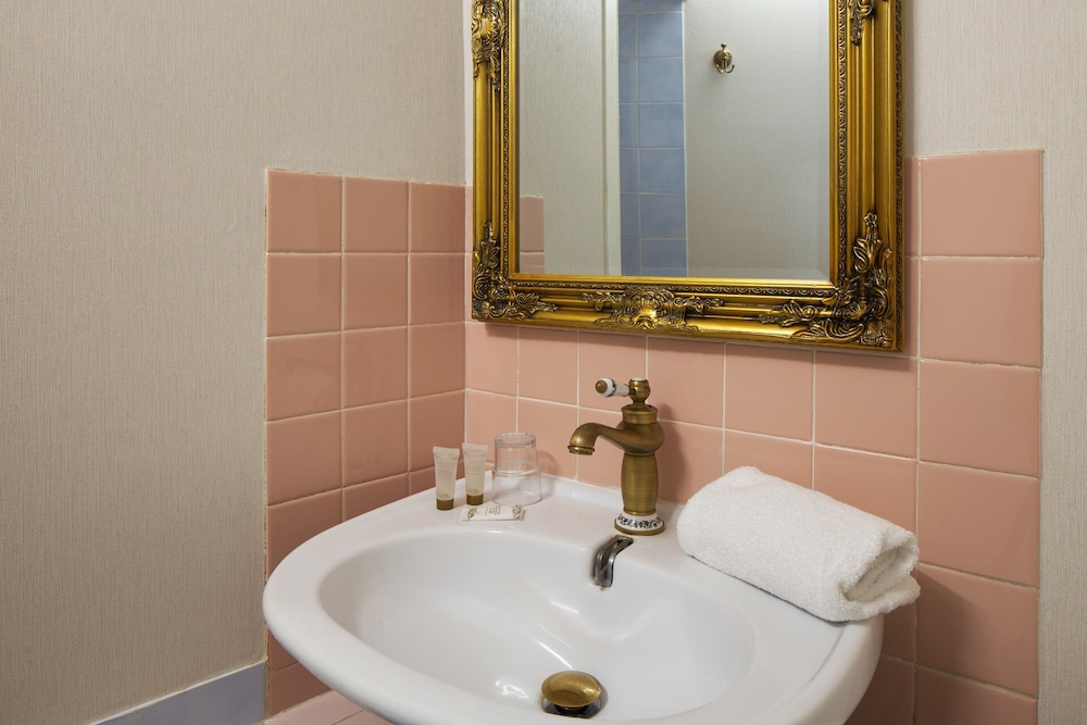 Hotel France Et De Guise 56/60