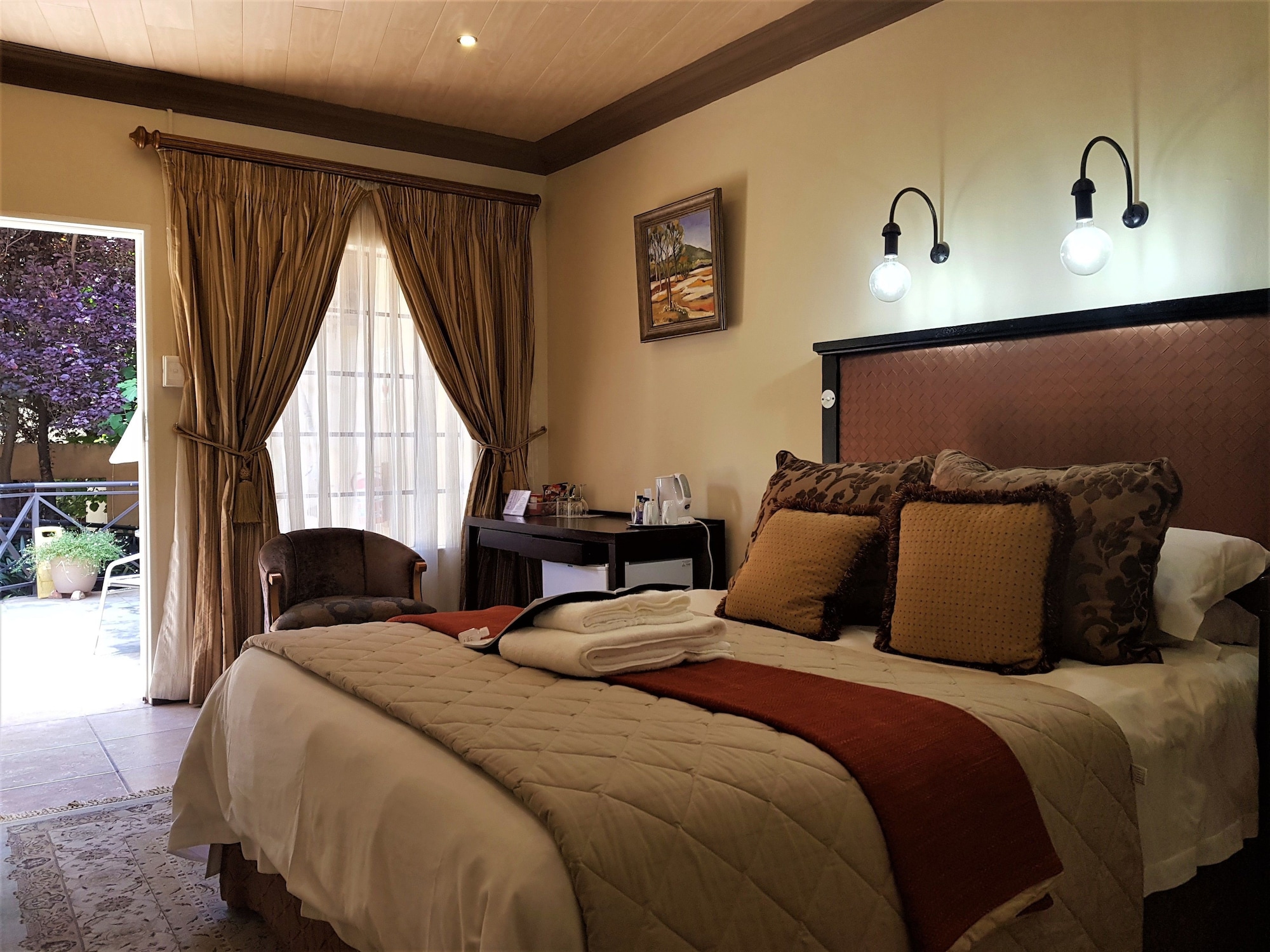 LUXURY, QUEEN BED