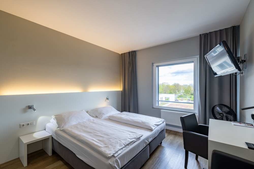 ROOM, DOUBLE BED