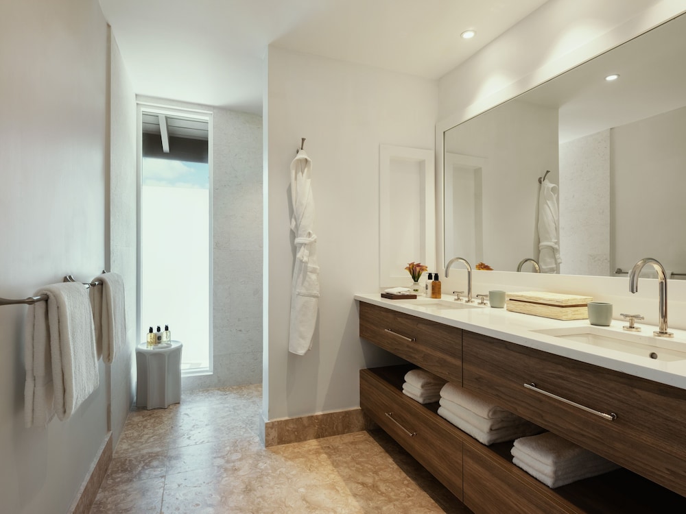 كوخ بسرير كينج بإطلالة على البحر، Rosewood Little Dix Bay 2/3
