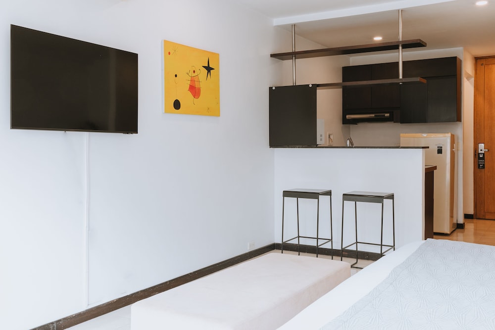 Travelers Apartamentos and Suites Orange Medellin 24/50