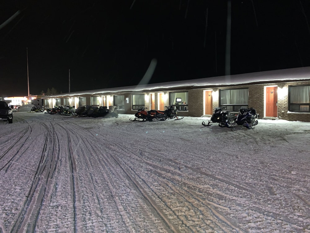 Travelodge By Wyndham Cochrane 30/32