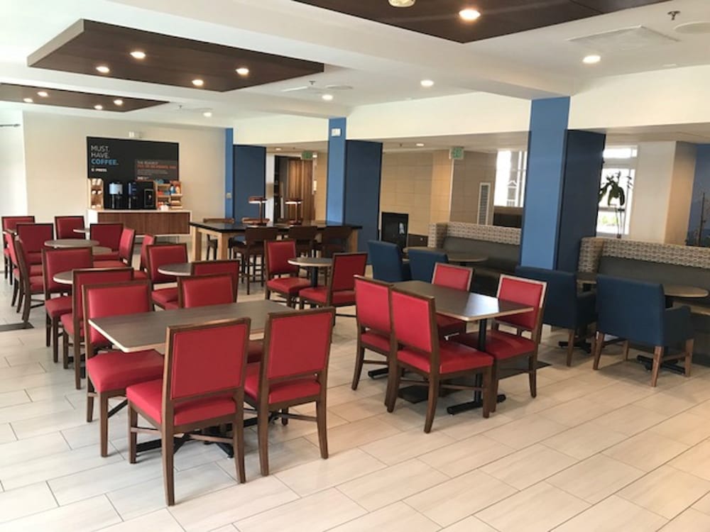 Holiday Inn Express Hotel & Suites Tracy 49/77