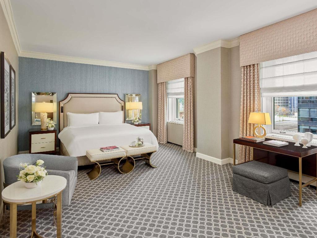 Olympic, Penthouse Suite, King Bed, Mountain View, Living Area