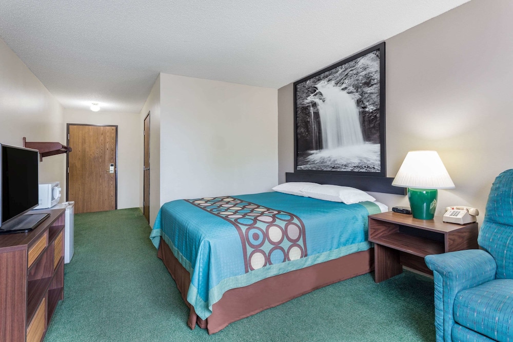 Super 8 by Wyndham Reedsburg 20/36