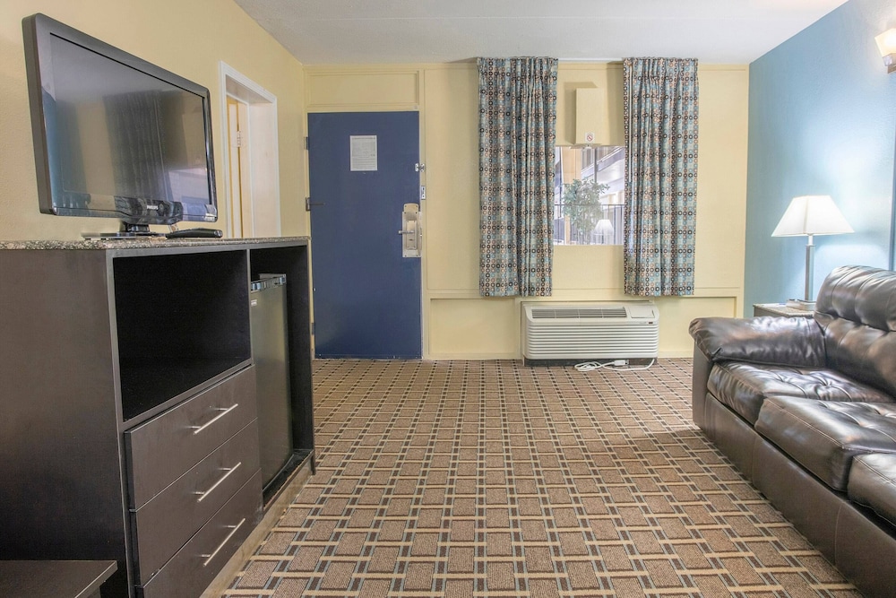OYO Hotel Knoxville TN Cedar Bluff I-40 14/21
