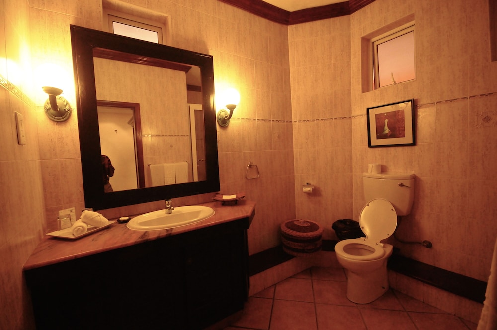 Aanari Hotel and Spa 81/82