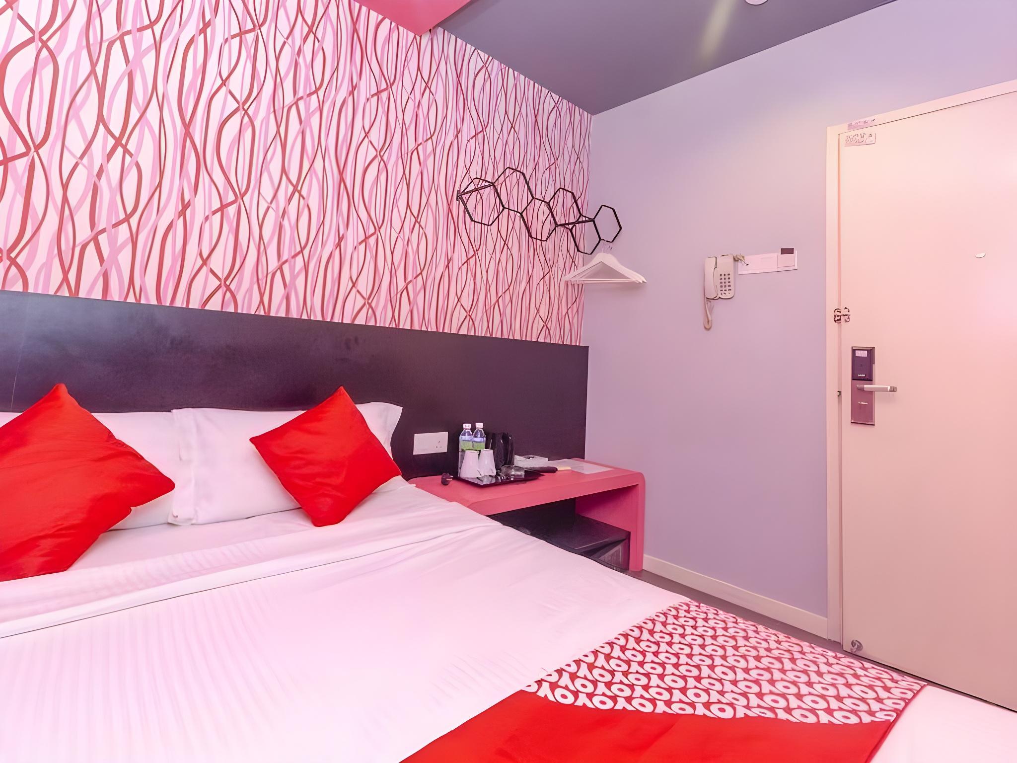 ROOM, QUEEN BED