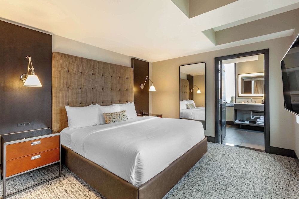 SUITE, KING BED