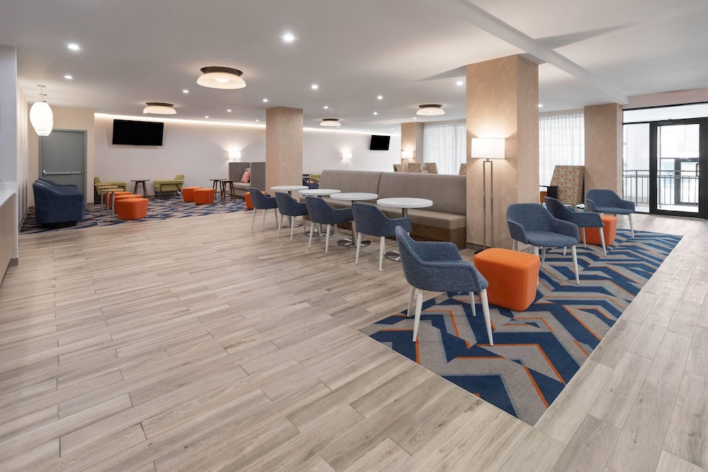 La Quinta Inn & Suites by Wyndham Jamaica NYC/JFK AirTrain 32/41