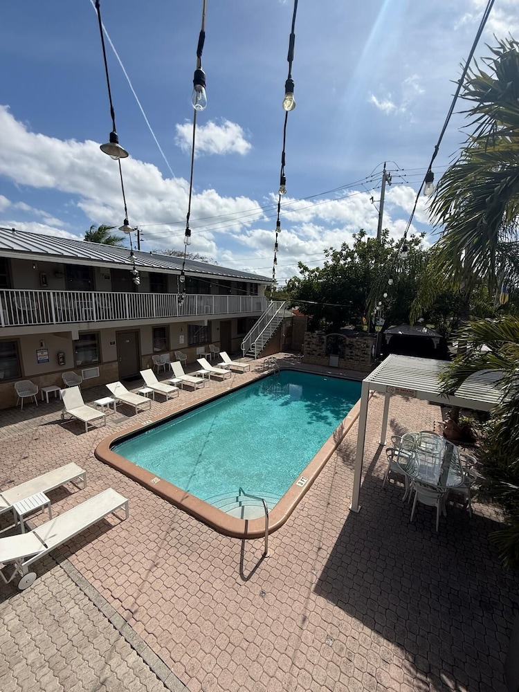 Sheridan Suites Apartment Hotel 64/69