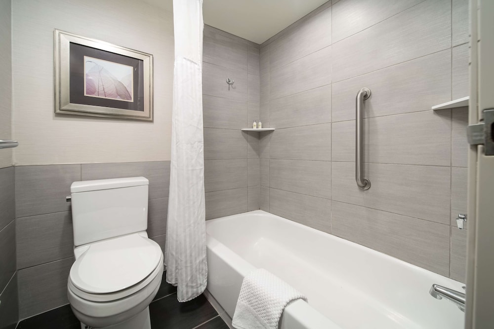 Doubletree by Hilton Hotel Racine Harbourwalk 33/79