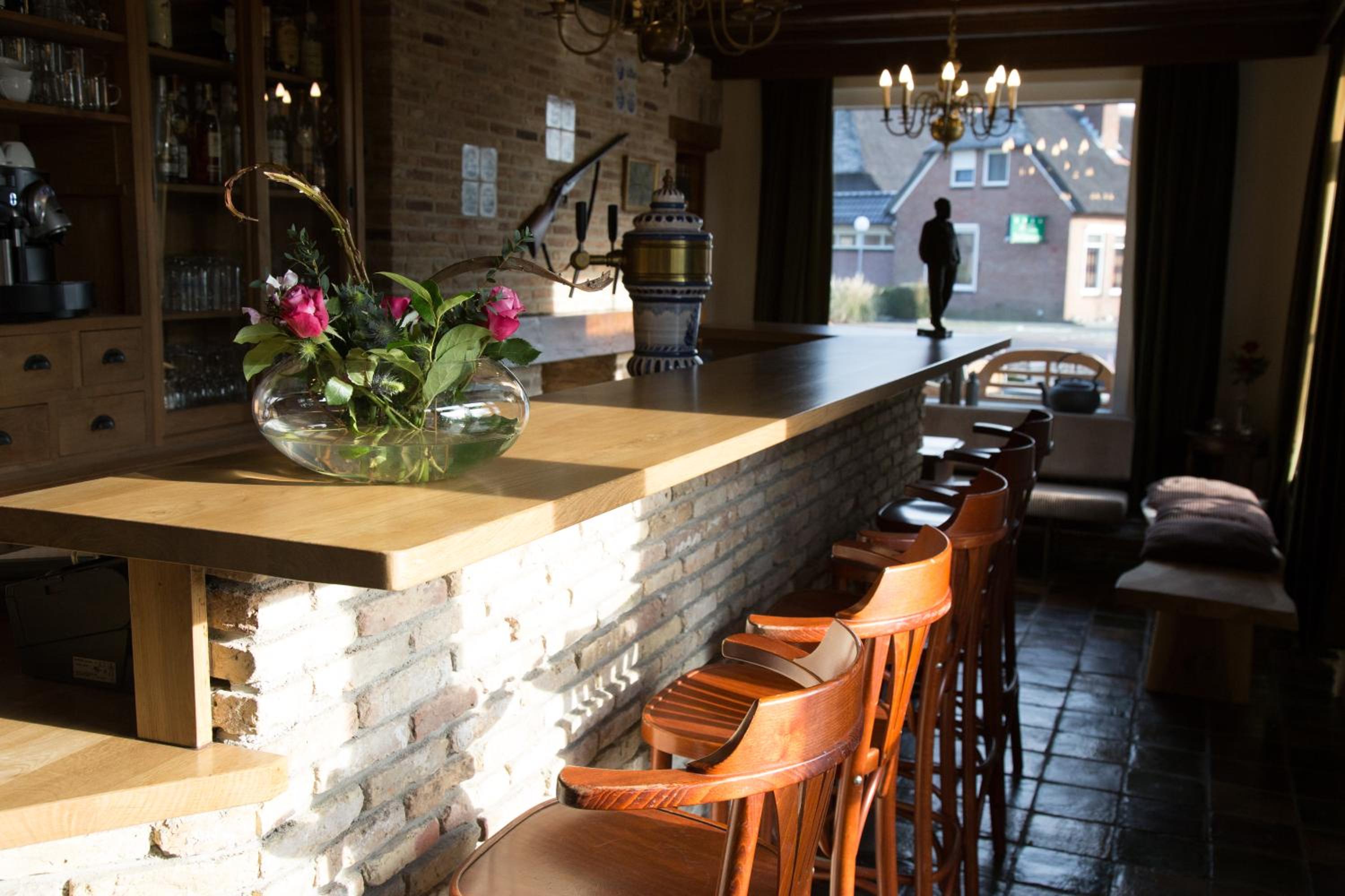 De Dames Van De Jonge Hotel 25/40