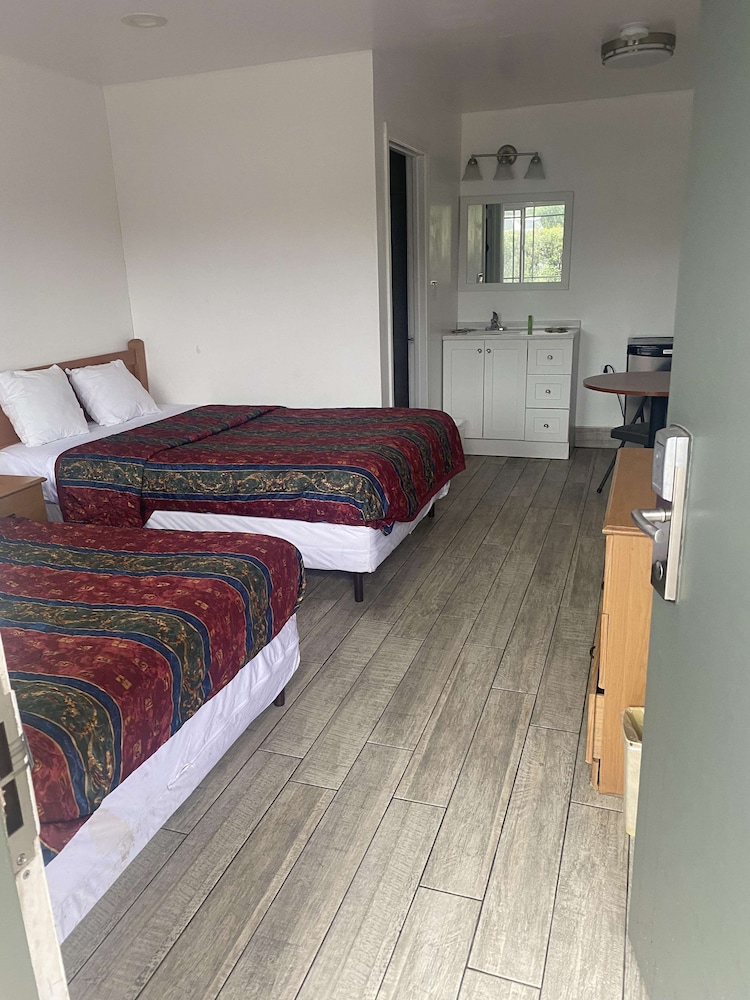 غرفة أساسية بسريرين كوين