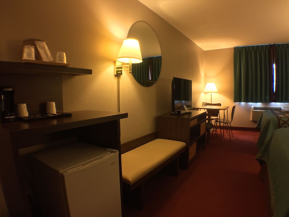 Super 8 by Wyndham Niagara Falls NY 16/25
