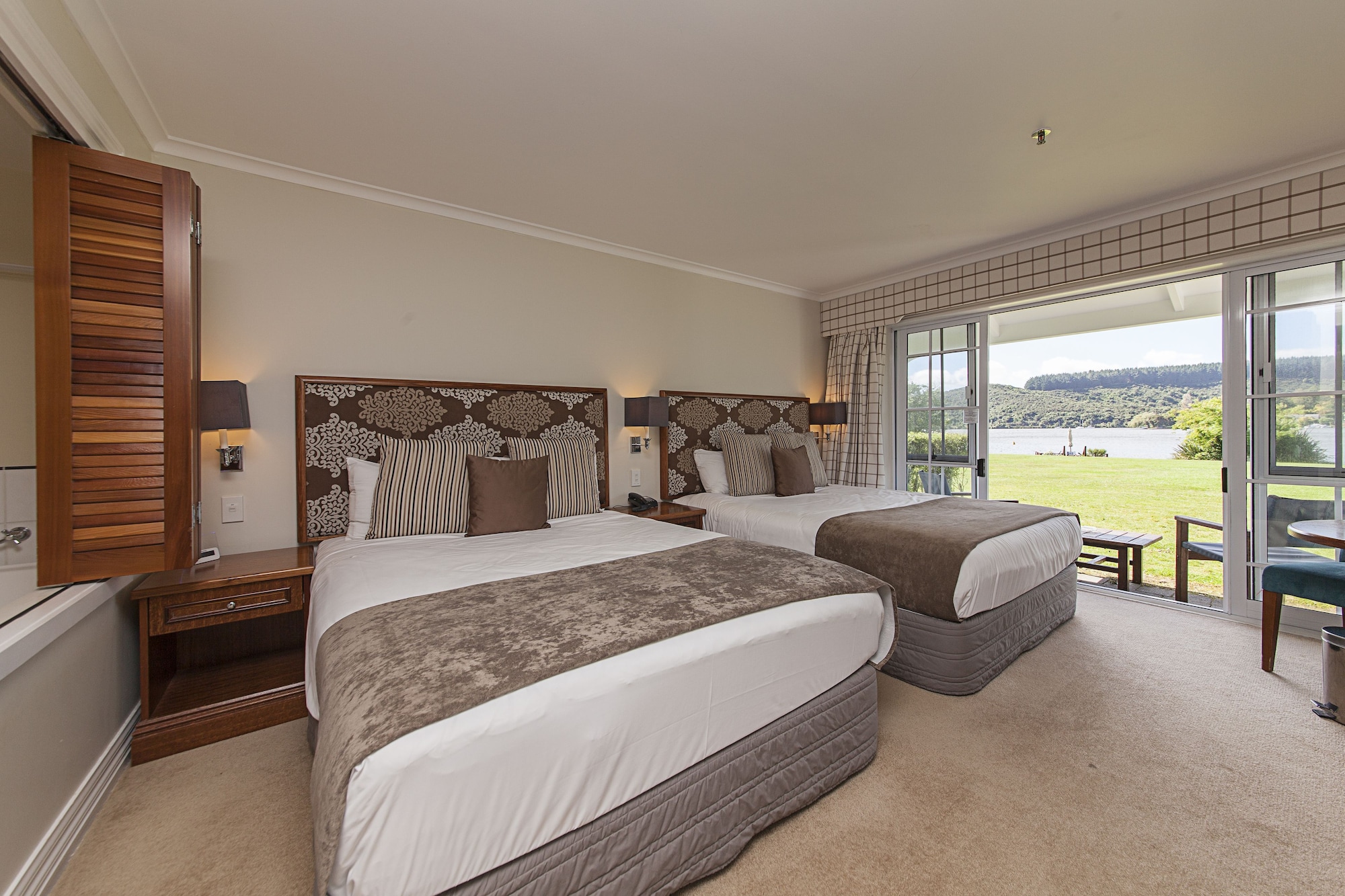 Room, 2 Queen Beds, Lake View, Vr Lake Rotorua Resort 2/6