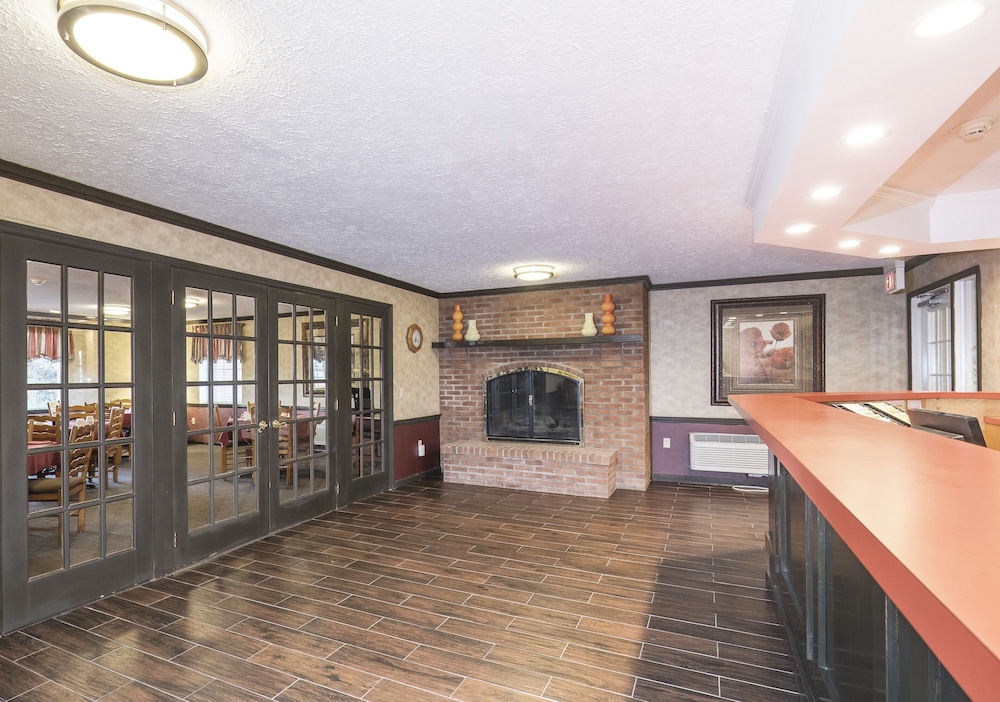 Red Roof Inn Uhrichsville 22/33