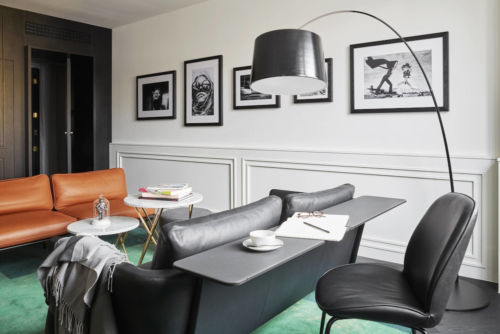 Roomers Munich, Autograph Collection 25/56