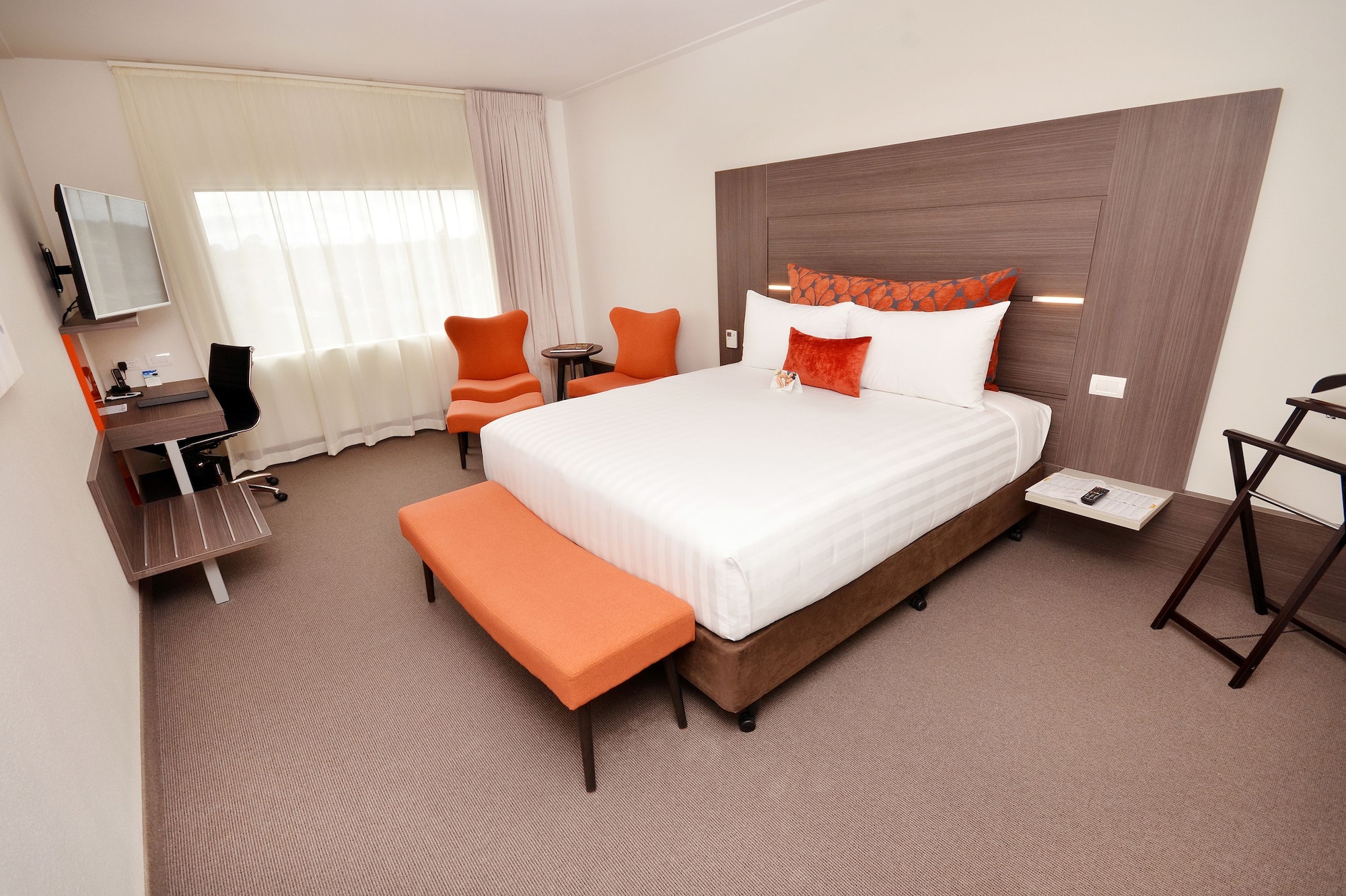 EXECUTIVE, KING BED