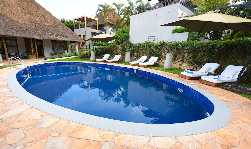 Le Petit Village Hotel 45/50