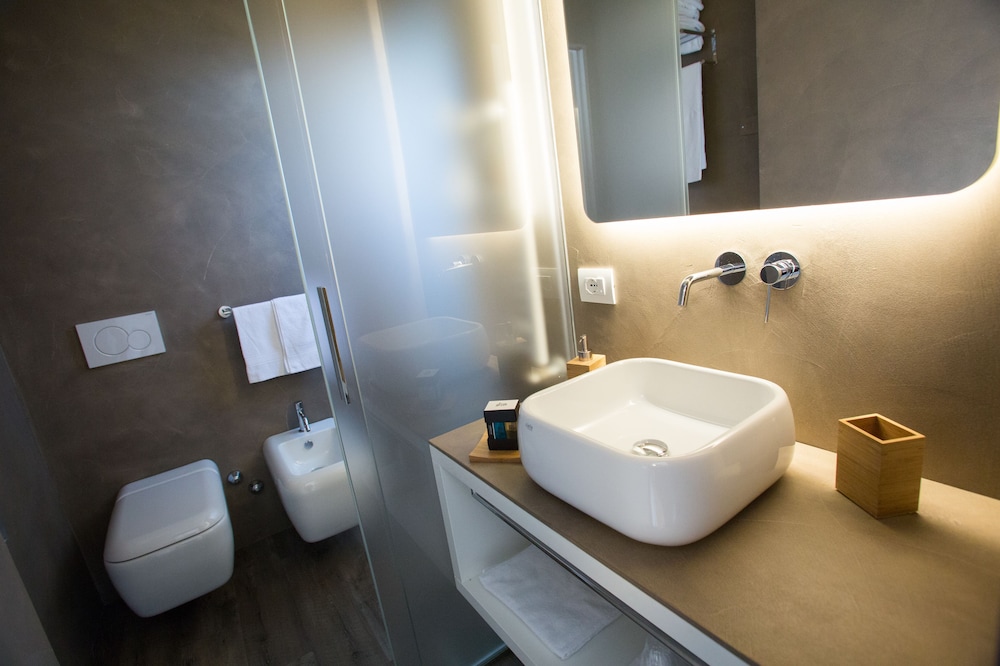 Liberty Village Hotel 50/50