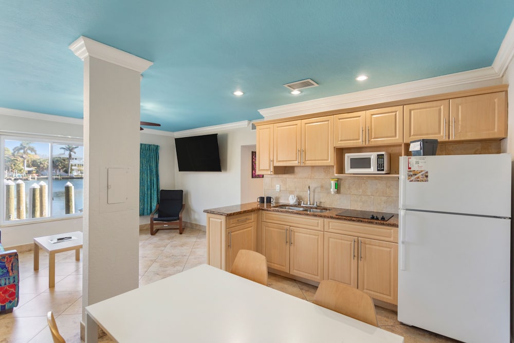 Bay Palms Waterfront Resort - Hotel and Marina 24/70