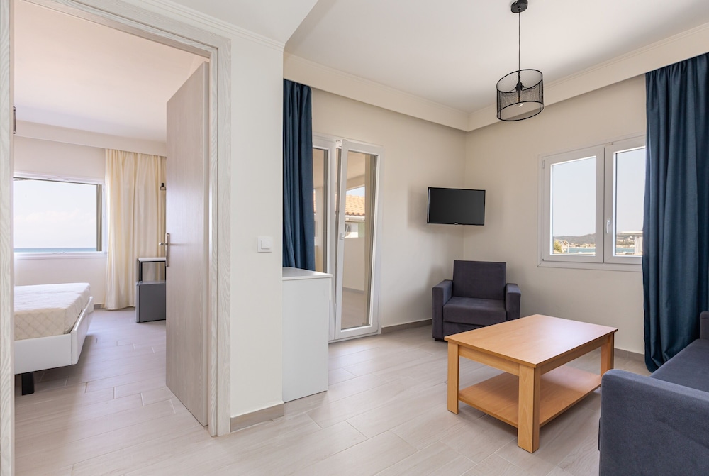 Aqua Luxury Suites 59/76