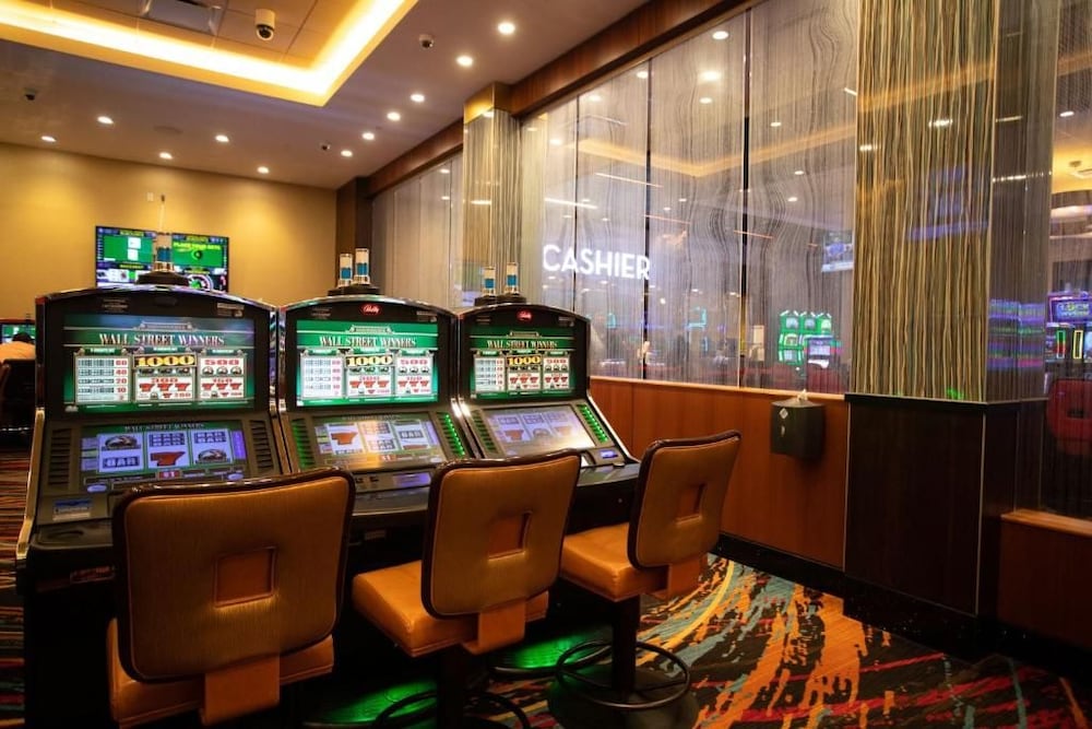 Jake's 58 Hotel & Casino 66/67