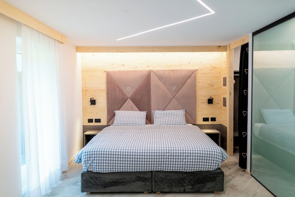 غرفة بسريرين منفصلين بإطلالة على الجبل، HOTEL CHALET PINETA 6/10