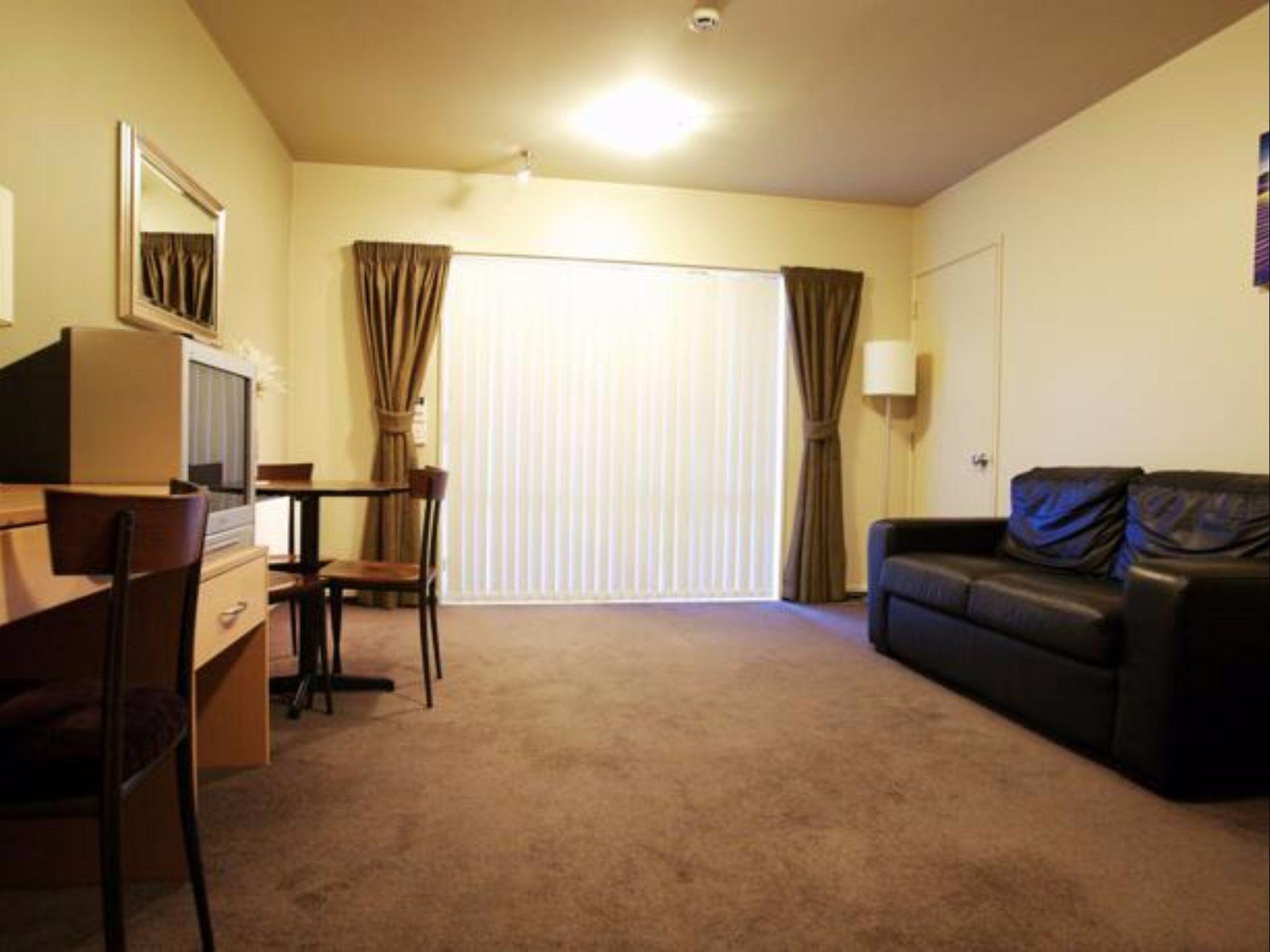 1 BEDROOM, JETTED TUB