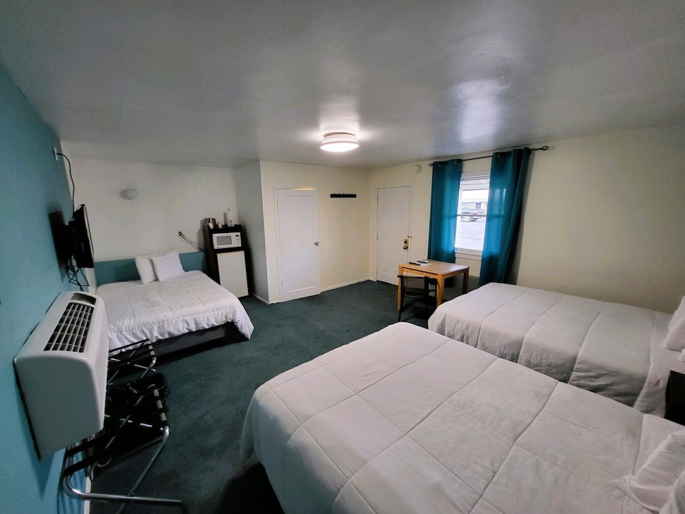 Family, Triple, 1 Double and 2 Queen Beds