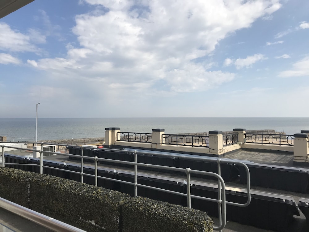 Pier Hotel 2/50