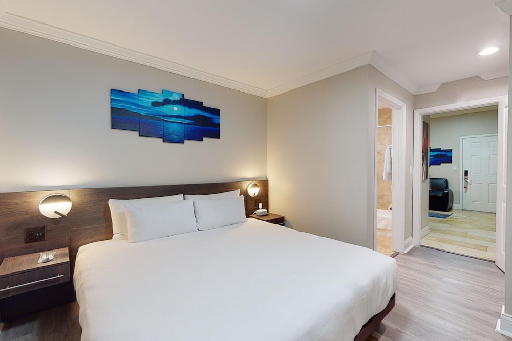 SUITE, KING BED, SOFA