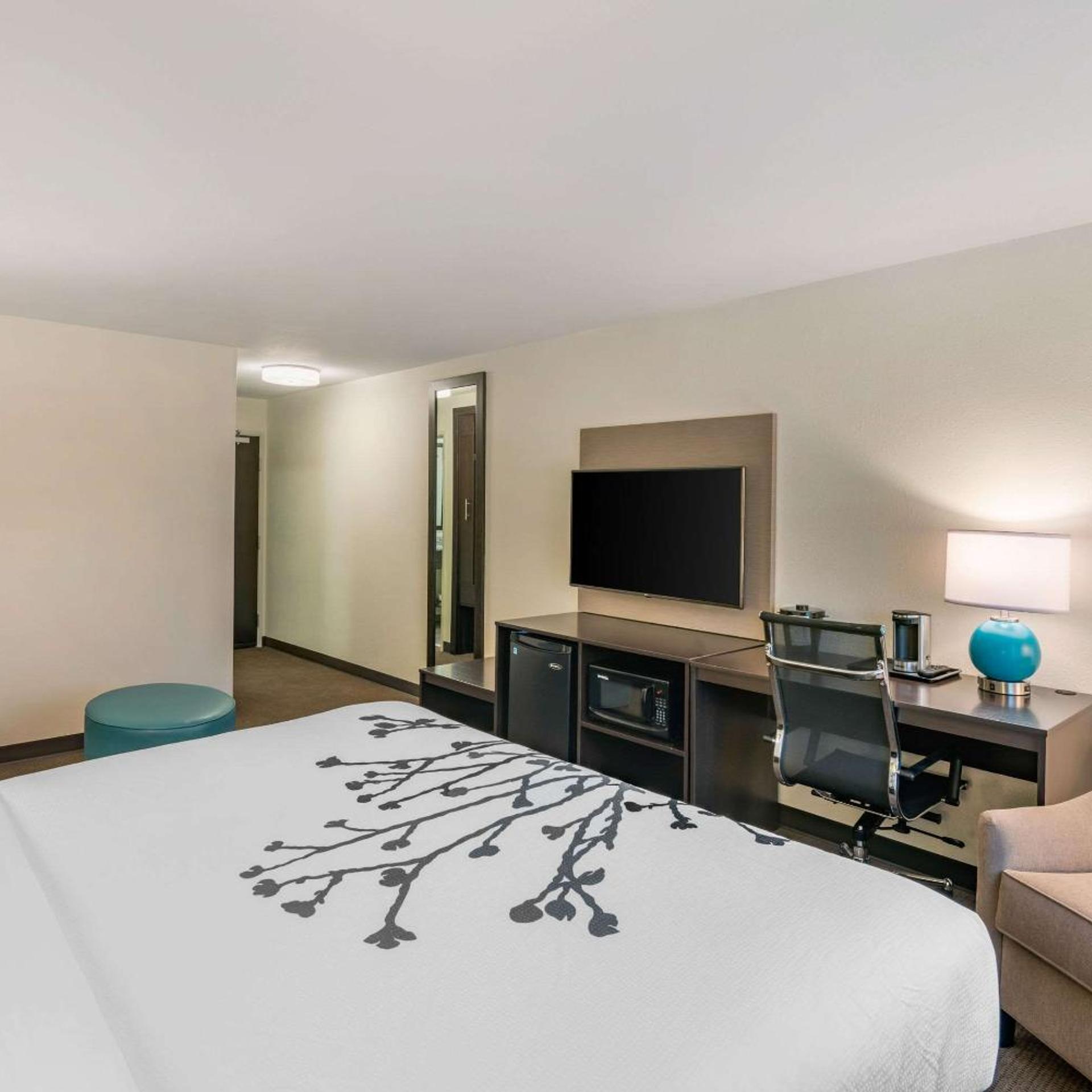 غرفة بسرير كينج مع أريكة، Sleep Inn Spokane Airport 5/7