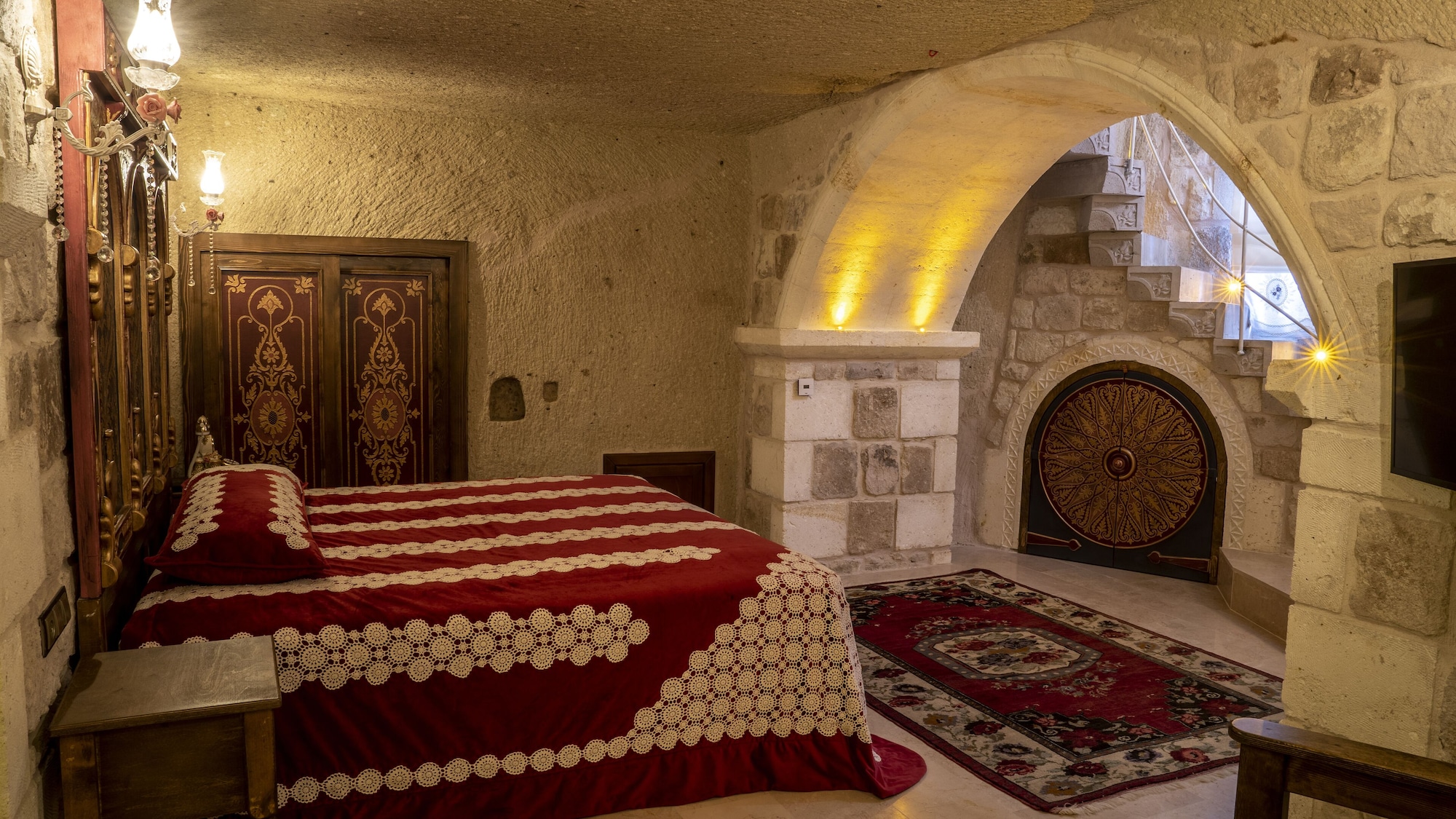 CAVE, GRAND, SUITE