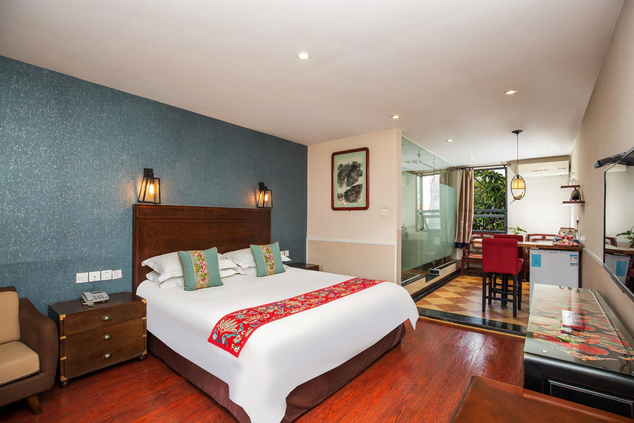 Courtyard, King Bed