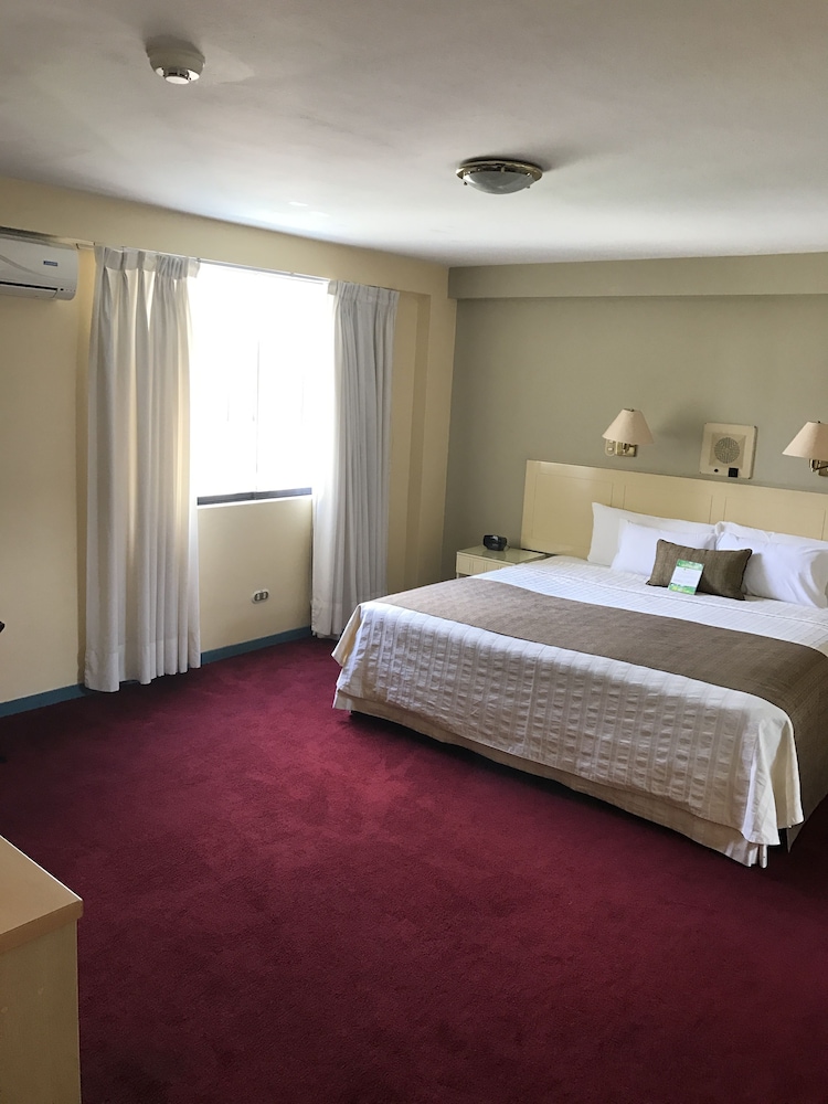 Embajadores Hotel 8/53